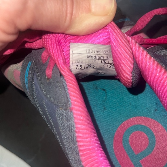 Brooks running shoes - women’s - Picture 4 of 5